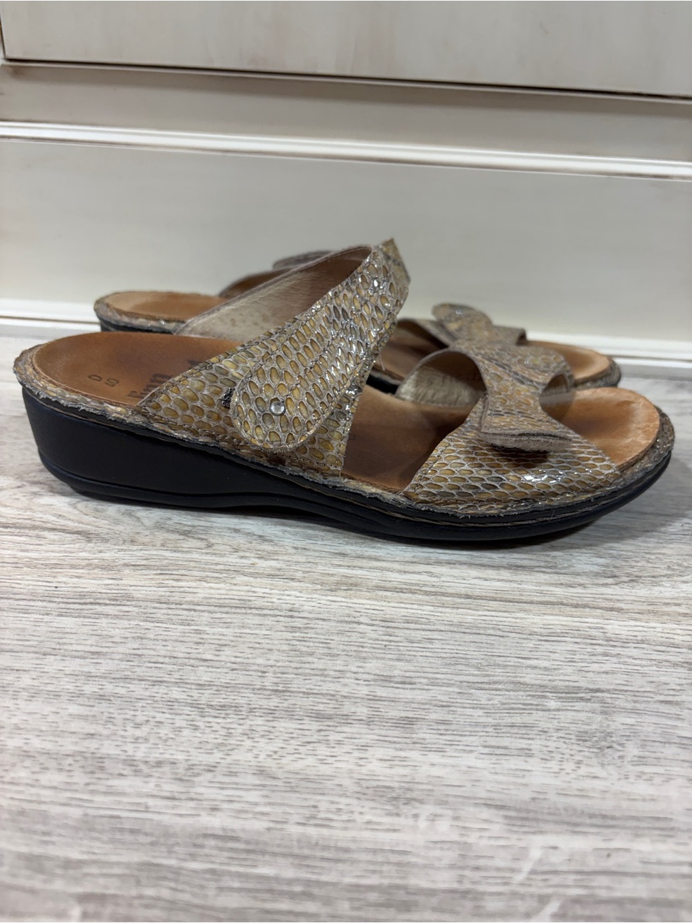 Finn Comfort Shoes Womens 40 9.5 Slip On Dual Straps Open Toe Snake Serpent